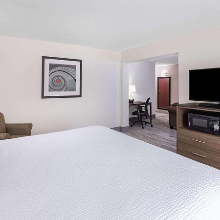 Ramada By Wyndham Hendersonville Buitenkant foto