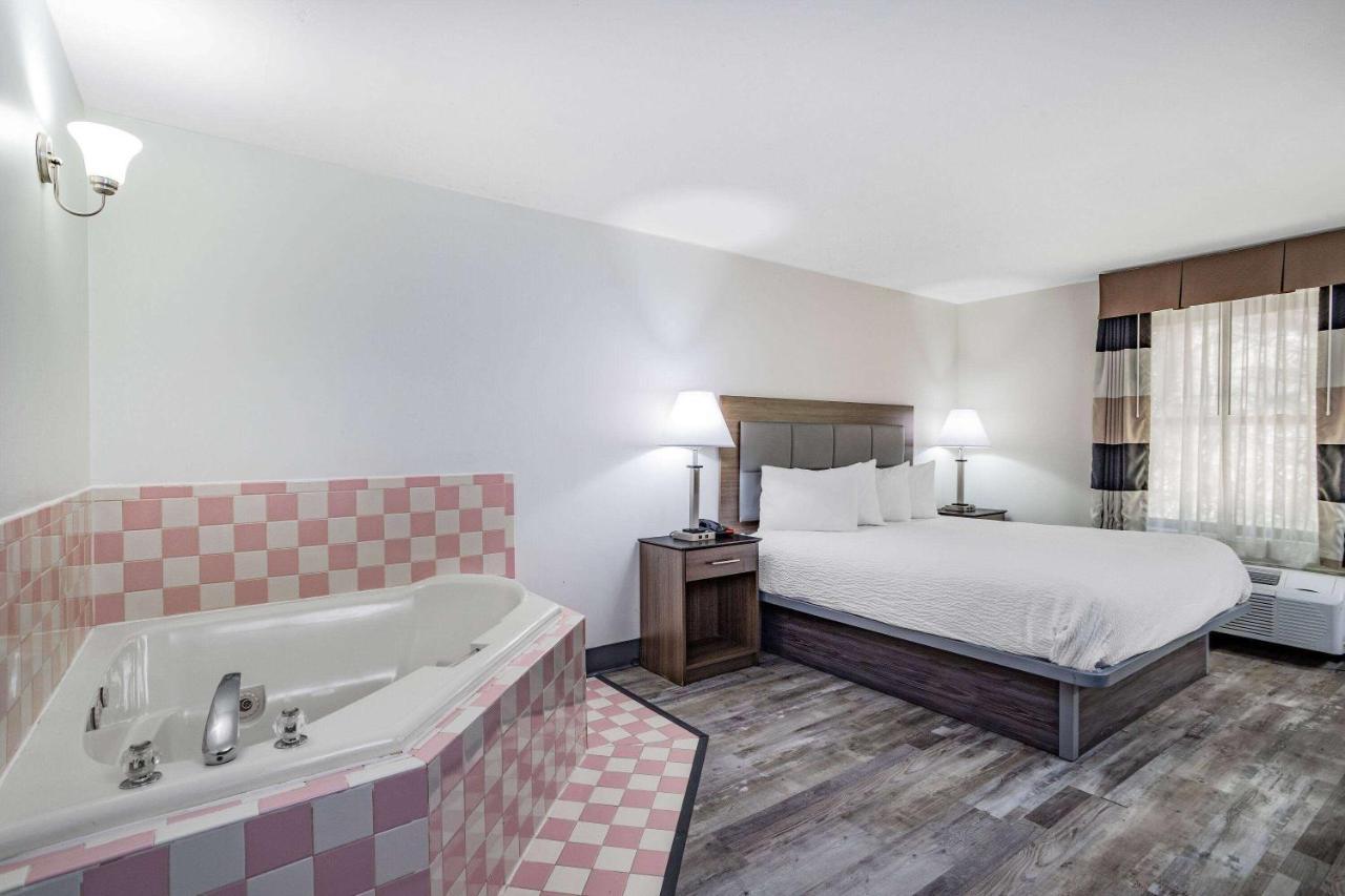 Ramada By Wyndham Hendersonville Buitenkant foto