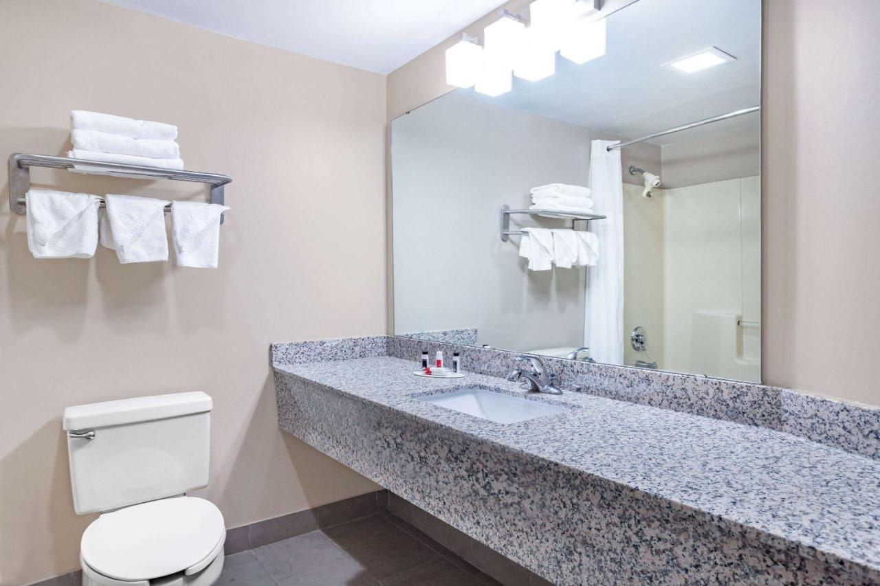 Ramada By Wyndham Hendersonville Buitenkant foto