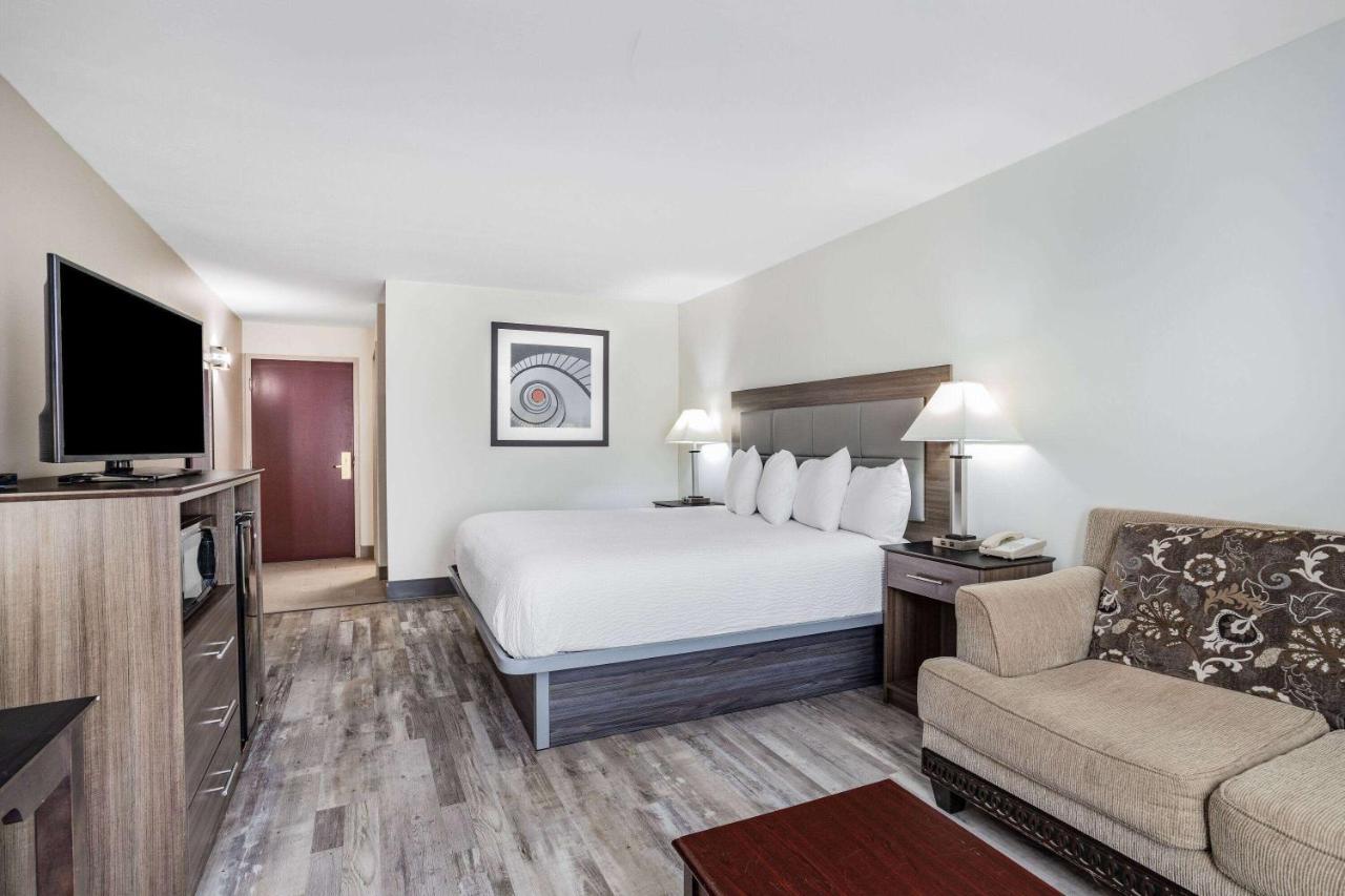 Ramada By Wyndham Hendersonville Buitenkant foto