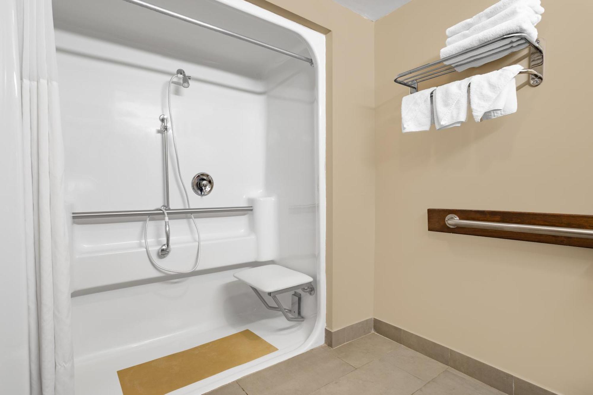 Ramada By Wyndham Hendersonville Buitenkant foto