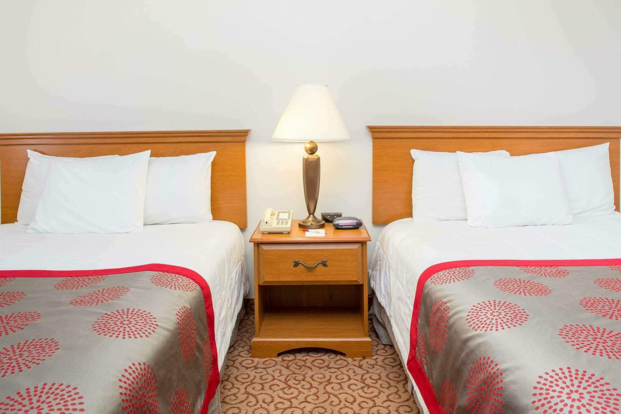 Ramada By Wyndham Hendersonville Buitenkant foto